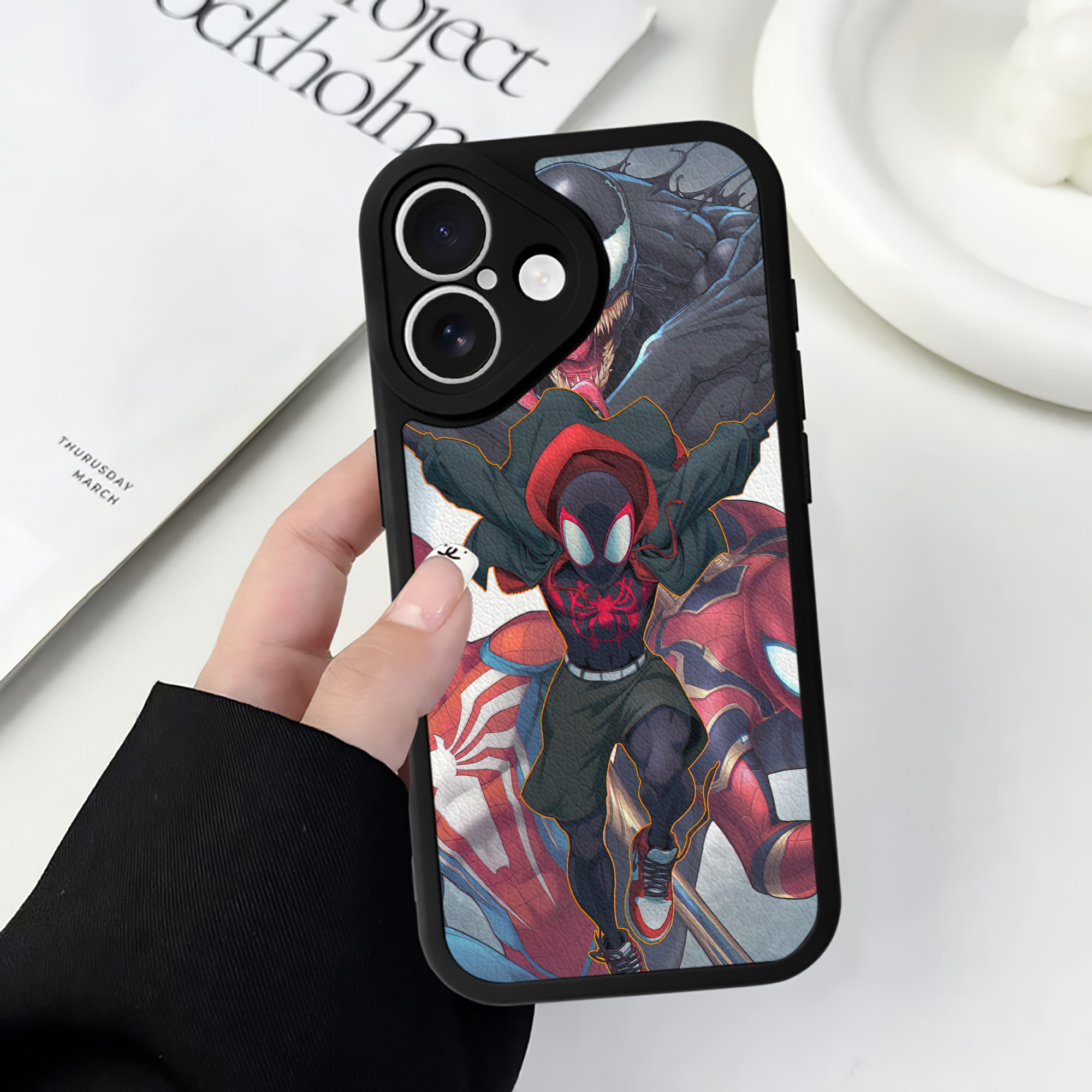 （画像用） Spider Man スパイダーマン 【iPhone 16シリーズ対応】シリコンスマホケース（レザー調） 材質：シリコン